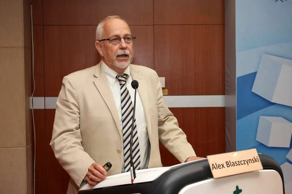 Autor de terno claro falando em um púlpito durante uma conferência